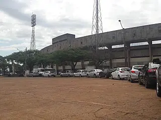 Serviço 'drive thru' aplica vacina da gripe em idosos no Douradão