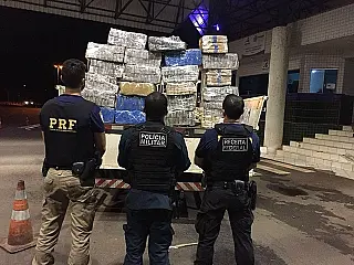 Mais de meia tonelada de maconha é encontrada pela Polícia em assoalho de caminhão