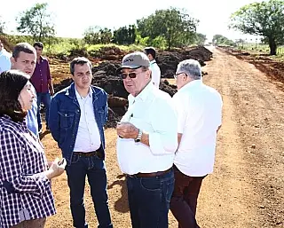 Governo atende Dourados com melhoria de estrada rural