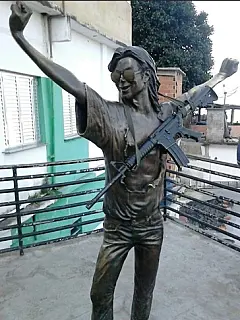 Identificados suspeitos de colocarem fuzil na estátua do cantor Michael Jackson