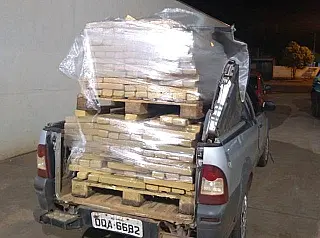 Motorista de 'cavalo doido' abandona camionete com quase mil quilos de maconha