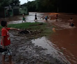 Chuvas da tarde de sábado transformam Via Parque em 'rio' em Dourados