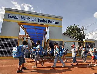Professores voltam às aulas, após greve dos caminhoneiros, em Dourados