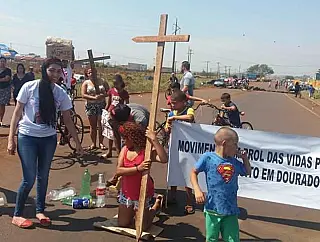 Moradores interrompem protestos em rodovia e são recebidos por Murilo