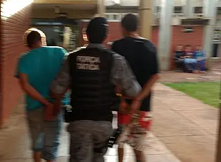 Polícia prende dupla suspeita de assalto a mercado