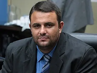 Vereador da base de apoio, Carlito cobra 'choque de gestão' de Délia Razuk