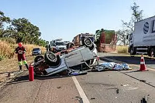 Motorista morre em batida frontal entre carro e caminhonete na BR-163