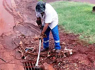 Ações da Semsur vão desobstruir bocas-de-lobo entupidas em Dourados