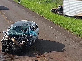 Grávida de seis meses morre ao jogar carro contra caminhonete na rodovia