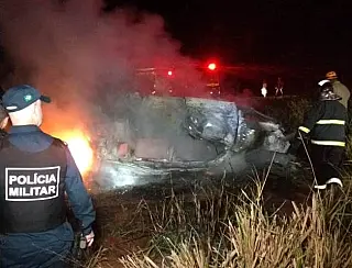 Bandidos capotam carro com produtos de contrabando e morrem queimados na rodovia