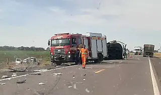 Acidente entre caminhão e caminhonete deixa um morto e outro ferido