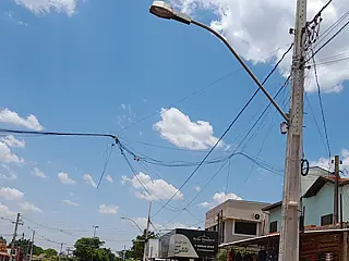 Gambiarra de fios 'enfeia' obra de nova avenida