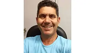 Sem responder mensagem, pai é achado degolado pelo filho dentro de casa