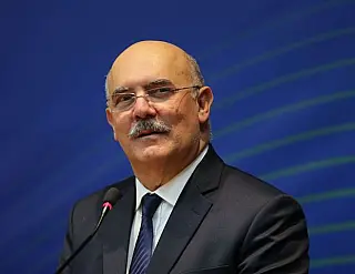 Ministro entrega cargo