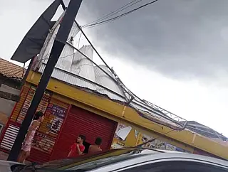 'Mini tornado' destelha casas, provoca estragos e fere rapaz na região do Canaã