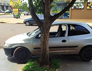 Casal deixa criança de 11 meses no carro e discute a socos em comércio