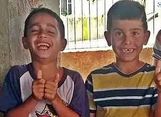 Irmãos morrem ao se chocar com bicicleta em muro
