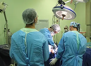 Transmissão de cirurgia ao vivo incentiva HU a novo método de ensino