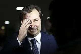 Maia adia para terça-feira votação do projeto de combate à corrupção
