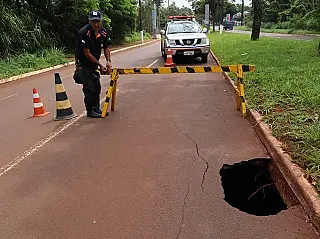 Com risco de desabamento, pista da avenida Presidente Vargas é interditada