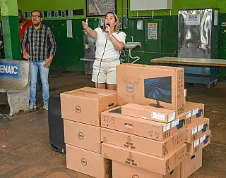 Lia Nogueira entrega computadores para escola