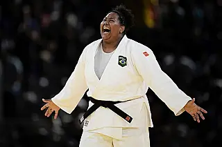 Bia Souza vence israelense no judô em Paris e conquista primeiro "ouro"