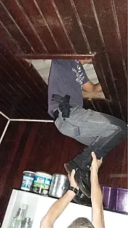 Para não voltar para cadeia homem se esconde no forro de residência