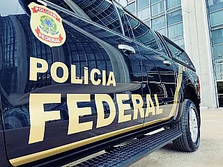 Operação cumpre mandados contra envolvidos em furto de veículo no pátio de delegacia da PF