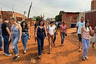 Gleice ouve famílias sobre falta de infraestrutura básica em ocupação urbana