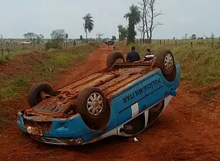 Viatura capota e policiais ficam feridos em perseguição a carro roubado