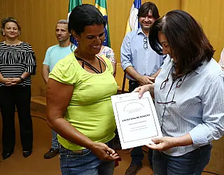 Moradores falam em sonho realizado ao receber escrituras de imóveis