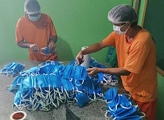 Internos de 18 presídios do Estado ajudam a confeccionar EPIs na pandemia