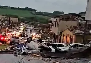 Tornado afeta mais de 10 mil pessoas no Paraná