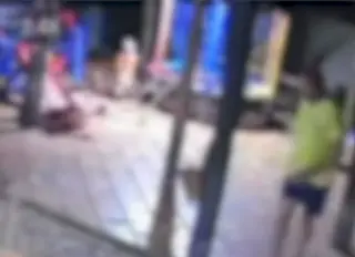 Menino de 2 anos pega arma do pai e mata a mãe