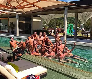Neymar mostra mansão onde vai passar festas com os 'parças'