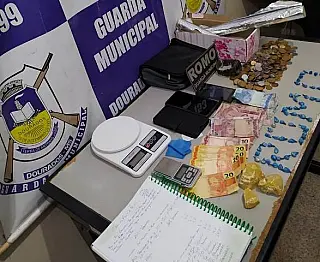 Guarda 'fecha' ponto de droga, apreende produtos do tráfico e prende trio