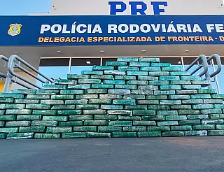 PRF intercepta carreta com 320 quilos de cocaína