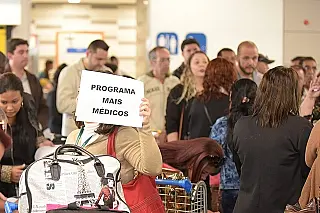 Por salário integral e direito de ficar no país cubanos do 'Mais Médicos' entram na Justiça