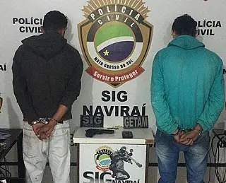 Dois são presos após render motorista de caminhão com arma de brinquedo