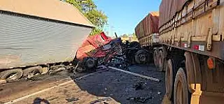 Colisão entre carretas mata duas pessoas em Jaraguari