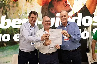 Sicredi homenageia presidente da Frencoop em celebração da conquista