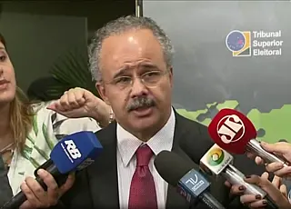 Relatório da reforma política prevê voto em lista e fim dos vices