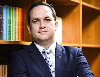 Em artigo, douradense defende expansão da educação a distância