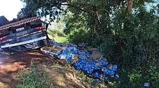 Saqueadores levaram oito mil caixas de cerveja de carreta tombada em Dourados