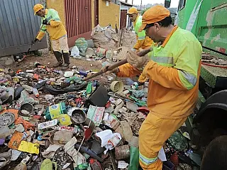 Vizinhos se mobilizam e retiram 10 caminhões de lixo de casa de idosa