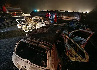 Criança encontrada viva em acidente com 13 carros intriga Polícia