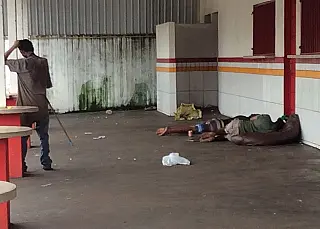 No centro da cidade, sem teto montam ‘acampamento’ em lanchonete abandonada
