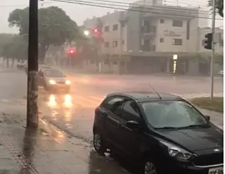 Chuva com ventos fortes provoca alerta de instabilidades