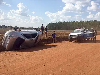 Mulher perde controle e carro capota