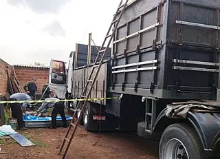 Homem cai de carroceria de caminhão e morre